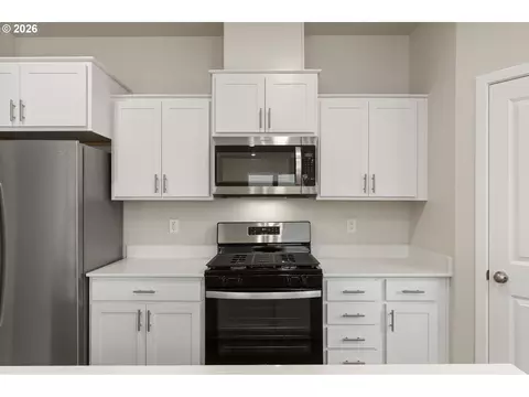 Kitchen - 2956 U St, Springfield, OR 97477 photo 3 of 6