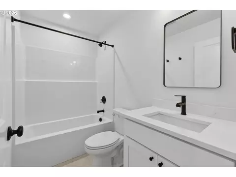Bath - 4059 SW Mckinley St #40, Gresham, OR 97080 photo 4 of 8