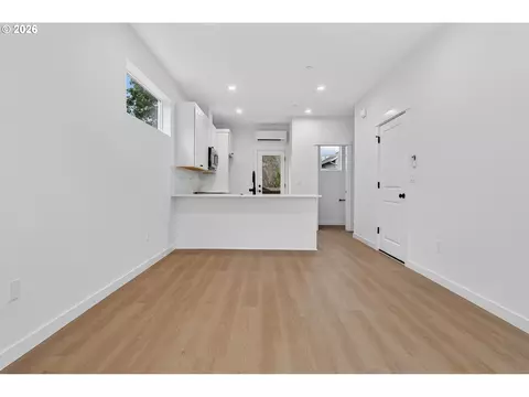 Living - 4059 SW Mckinley St #40, Gresham, OR 97080 photo 2 of 4