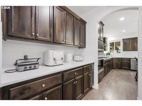 Kitchen - 2923 SW 40th St, Gresham, OR 97080 photo 2 of 5
