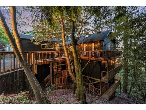 4048 SW Hewett Blvd, Portland, OR 97221