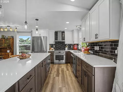 Kitchen - 1413 SW 14th St, Gresham, OR 97080 photo 2 of 9