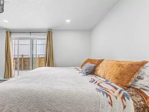 Bedroom - 1413 SW 14th St, Gresham, OR 97080 photo 5 of 6