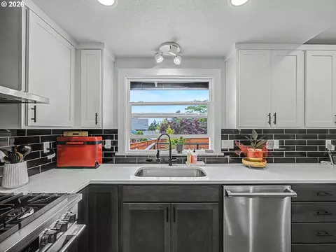 Kitchen - 1413 SW 14th St, Gresham, OR 97080 photo 5 of 9