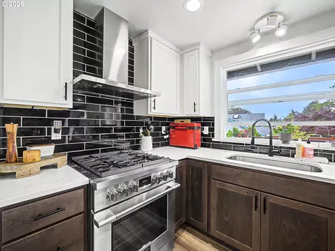 Kitchen - 1413 SW 14th St, Gresham, OR 97080 photo 4 of 9