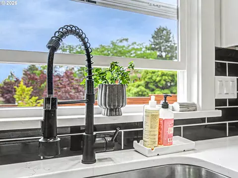 Kitchen - 1413 SW 14th St, Gresham, OR 97080 photo 6 of 9
