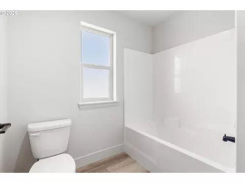 Bath - 615 Tatone St, Boardman, OR 97818 photo 4 of 6