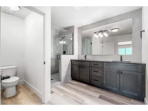 Bath - 615 Tatone St, Boardman, OR 97818 photo 5 of 6