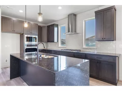 Kitchen - 615 Tatone St, Boardman, OR 97818 photo 4 of 5