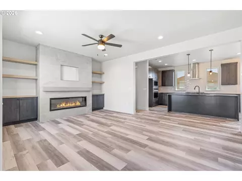 Living - 615 Tatone St, Boardman, OR 97818 photo 3 of 4