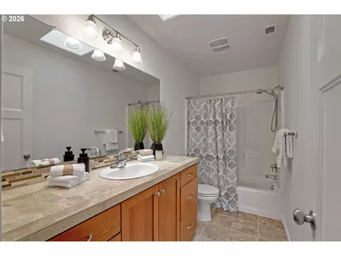 Bath - 3853 SE 181st Pl, Portland, OR 97236 photo 2 of 3