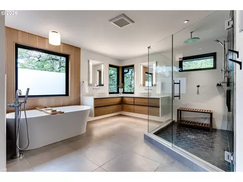 Bath - 2775 Fillmore St, Eugene, OR 97405 photo 2 of 7