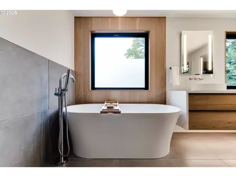 Bath - 2775 Fillmore St, Eugene, OR 97405 photo 4 of 7