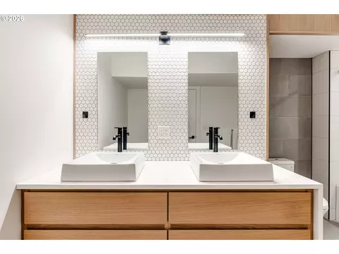 Bath - 2775 Fillmore St, Eugene, OR 97405 photo 6 of 7