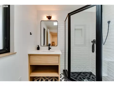 Bath - 2775 Fillmore St, Eugene, OR 97405 photo 5 of 7