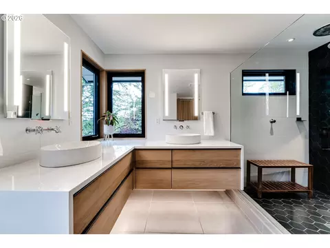 Bath - 2775 Fillmore St, Eugene, OR 97405 photo 3 of 7