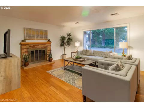 Living - 144 Briarcliff Dr, Eugene, OR 97404 photo 4 of 5