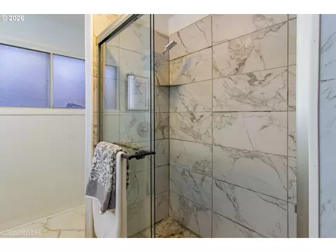 Bath - 144 Briarcliff Dr, Eugene, OR 97404 photo 3 of 3