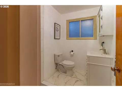 Bath - 144 Briarcliff Dr, Eugene, OR 97404 photo 1 of 3