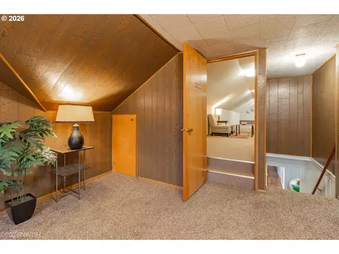 Entry Way - 144 Briarcliff Dr, Eugene, OR 97404 photo 2 of 2