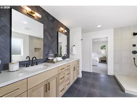 Bath - 3445 Summit Sky Blvd, Eugene, OR 97405 photo 3 of 8