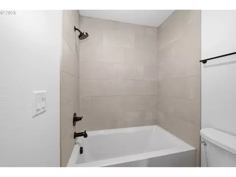 Bath - 3445 Summit Sky Blvd, Eugene, OR 97405 photo 6 of 8