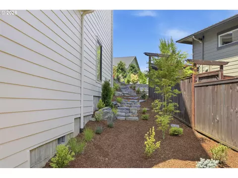 Exterior - 3445 Summit Sky Blvd, Eugene, OR 97405 photo 8 of 9