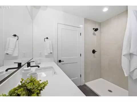 Bath - 3445 Summit Sky Blvd, Eugene, OR 97405 photo 8 of 8