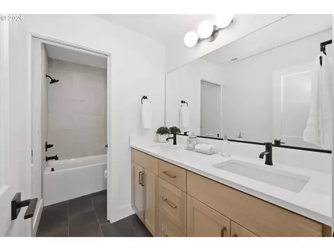 Bath - 3445 Summit Sky Blvd, Eugene, OR 97405 photo 5 of 8