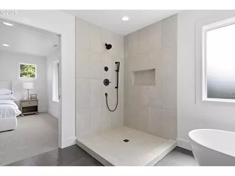 Bath - 3445 Summit Sky Blvd, Eugene, OR 97405 photo 4 of 8
