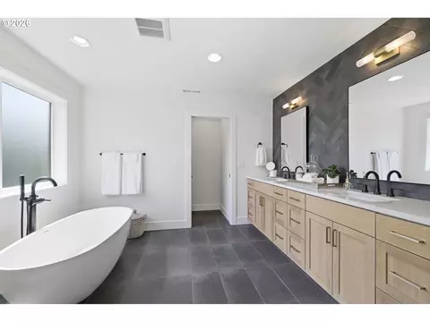 Bath - 3445 Summit Sky Blvd, Eugene, OR 97405 photo 2 of 8