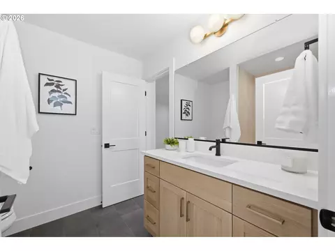 Bath - 3445 Summit Sky Blvd, Eugene, OR 97405 photo 7 of 8