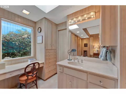 Bath - 3659 Agate St, Eugene, OR 97405 photo 2 of 5