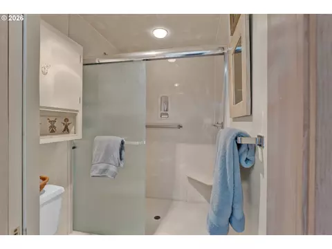 Bath - 3659 Agate St, Eugene, OR 97405 photo 3 of 5