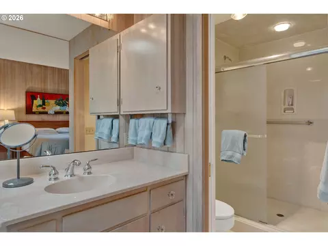 Bath - 3659 Agate St, Eugene, OR 97405 photo 1 of 5