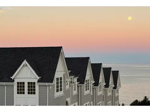 1152 NE Seascape Ave, Depoe Bay, OR 97341