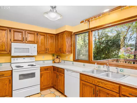 Kitchen - 5277 Overbrook Ln, Eugene, OR 97405 photo 3 of 4