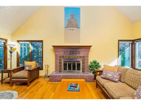 Living - 5277 Overbrook Ln, Eugene, OR 97405 photo 2 of 4