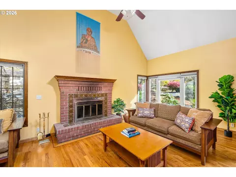 Living - 5277 Overbrook Ln, Eugene, OR 97405 photo 3 of 4
