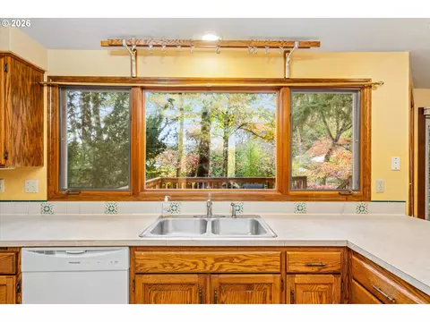 Kitchen - 5277 Overbrook Ln, Eugene, OR 97405 photo 4 of 4