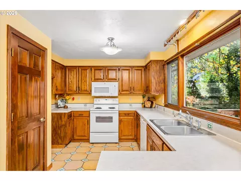 Kitchen - 5277 Overbrook Ln, Eugene, OR 97405 photo 2 of 4