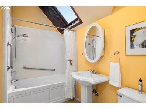 Bath - 5277 Overbrook Ln, Eugene, OR 97405 photo 2 of 2