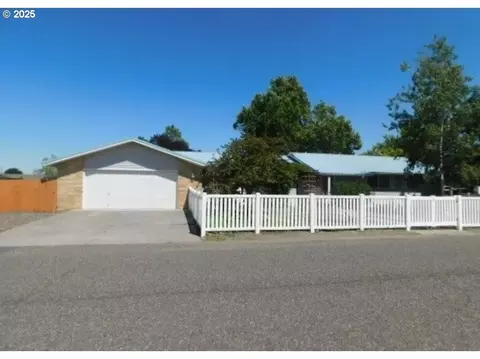 807 Chenowith St, Umatilla, OR 97882