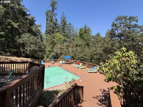Exterior - 213 Trailside Loop, Eugene, OR 97401 photo 8 of 9