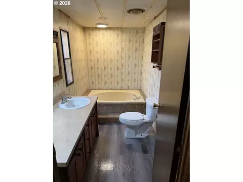 Bath - 737 N 15th Ave, Elgin, OR 97827 photo 2 of 3