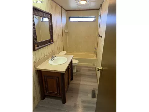 Bath - 737 N 15th Ave, Elgin, OR 97827 photo 1 of 3