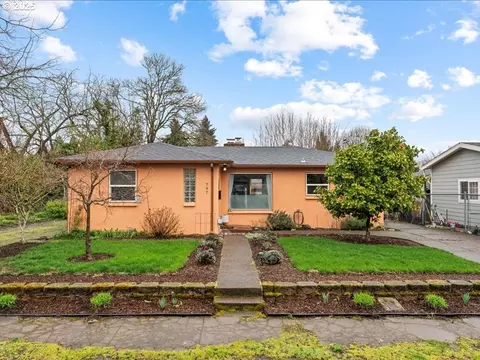 797 Harrison St, Woodburn, OR 97071