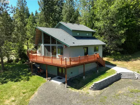 140 Old County Ln, Myrtle Creek, OR 97457