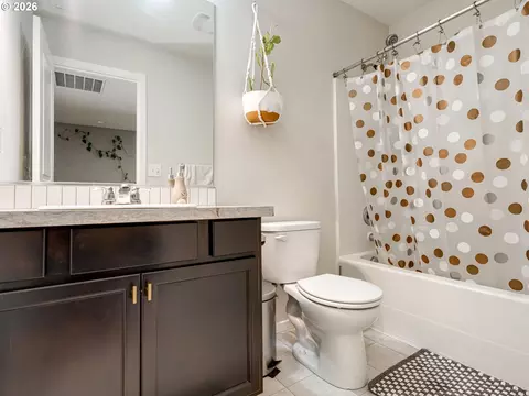 Bath - 2358 SE Palmquist Rd, Gresham, OR 97080 photo 3 of 4
