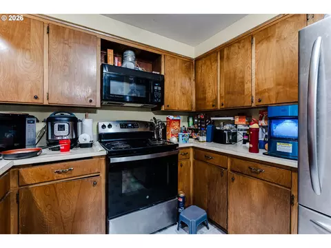 Kitchen - 930 25th Pl, Springfield, OR 97477 photo 3 of 3